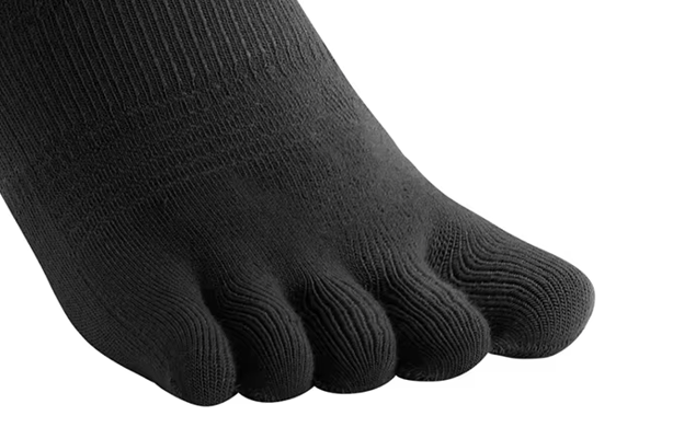 Un fourreau par orteil